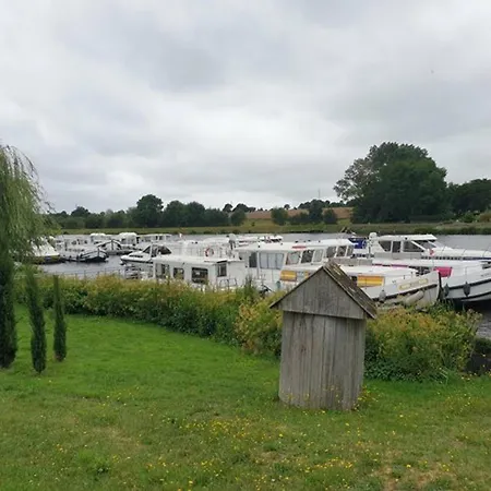 Sejour Vintage A Bord D'une Peniche A Chenille-champteusse, 8-10 Pers, Grand Espace Exterieur - Api-1-46-12 Botel