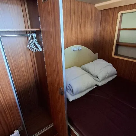 Sejour Vintage A Bord D'une Peniche A Chenille-champteusse, 8-10 Pers, Grand Espace Exterieur - Api-1-46-12 *