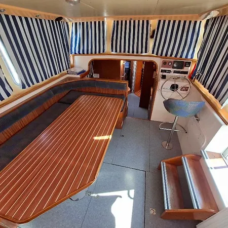 Sejour Vintage A Bord D'une Peniche A Chenille-champteusse, 8-10 Pers, Grand Espace Exterieur - Api-1-46-12