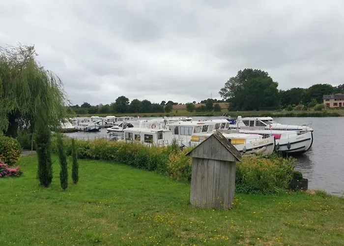 Sejour Vintage A Bord D'une Peniche A Chenille-champteusse, 8-10 Pers, Grand Espace Exterieur - Api-1-46-12 Botel