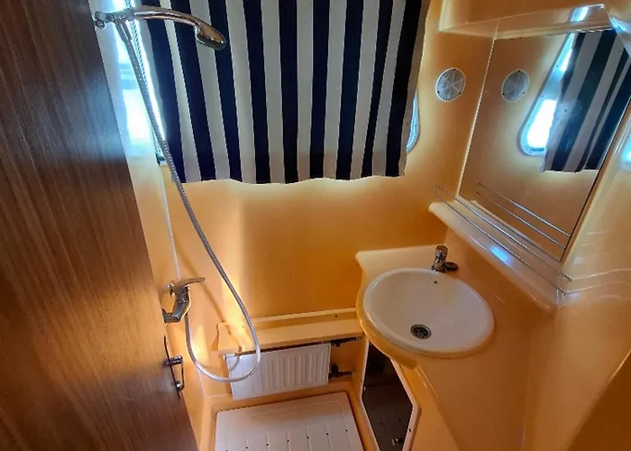 Sejour Vintage A Bord D'une Peniche A Chenille-champteusse, 8-10 Pers, Grand Espace Exterieur - Api-1-46-12 Botel