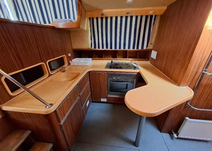 Sejour Vintage A Bord D'une Peniche A Chenille-champteusse, 8-10 Pers, Grand Espace Exterieur - Api-1-46-12 *