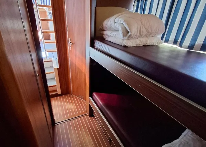 Sejour Vintage A Bord D'une Peniche A Chenille-champteusse, 8-10 Pers, Grand Espace Exterieur - Api-1-46-12 Chenillé-Changé