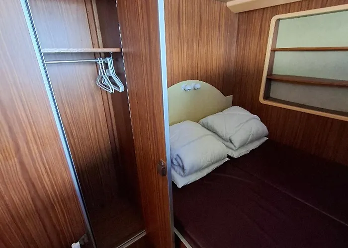 Sejour Vintage A Bord D'une Peniche A Chenille-champteusse, 8-10 Pers, Grand Espace Exterieur - Api-1-46-12 *